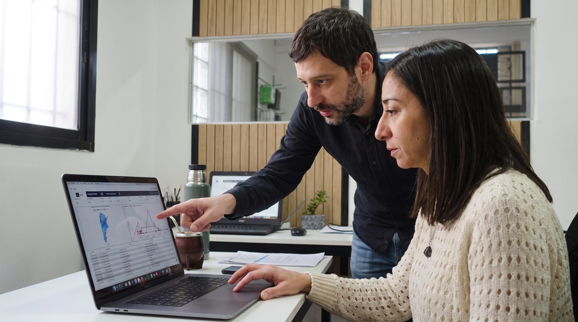 Equipo de TRADERS analizando datos del canal en un dashboard